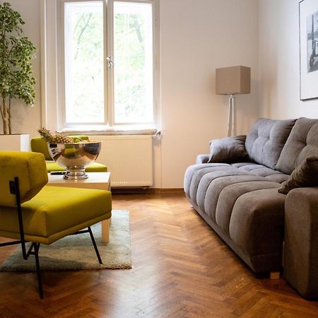 Main Street Apartment Mila Zagreb Buitenkant foto